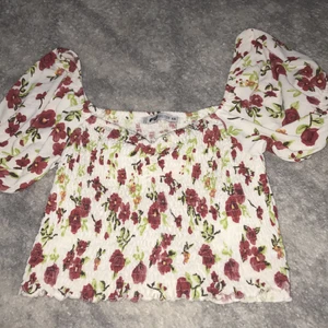 Blommig topp🌸 - Såå fin sommar topp, mycket bra skick (oanvänd), dem har små puffärmar vilket är så fint 🌸🌸🌸Skriv för frågor och fler bilder 🥰