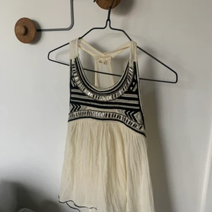 Super fin topp! - Säljer min suuuuper fina topp från hollister i storlek xs🥲🤍