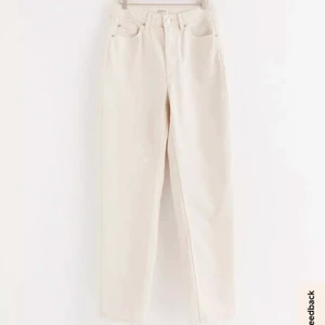 Beige Jeans  - Nypris 399 kr, jag säljer för 100 kr! Skriv om du vill ha bilder, eller om du har frågor☺️ jag är 1,58 lång & dom är lite långa för mig☺️