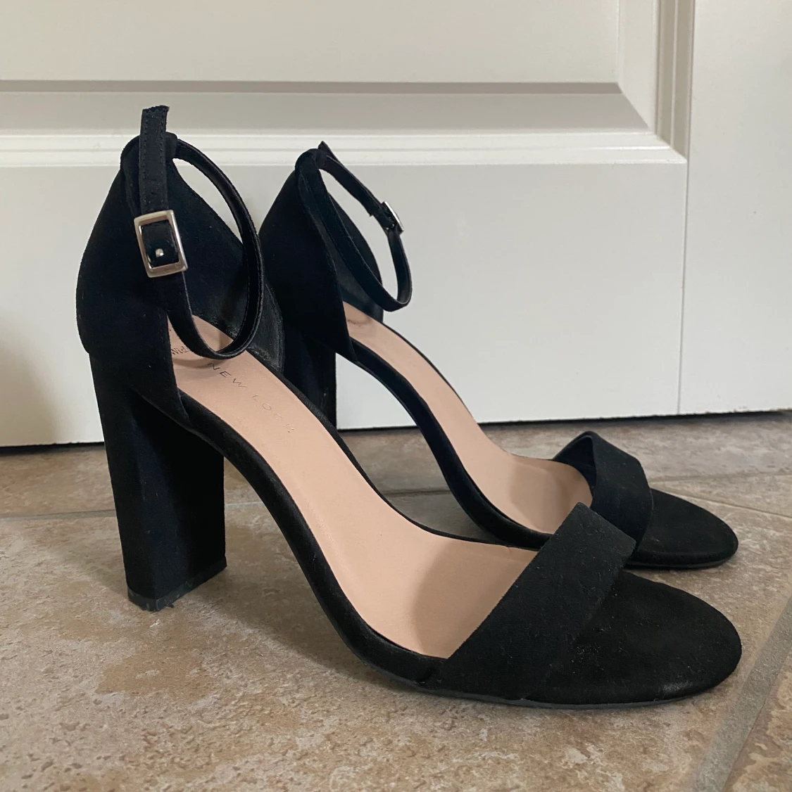 Svarta klackar i suedematerial - 90