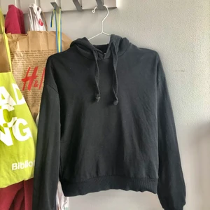 Hoodie NA-KD stl. M - Bekväm hoodie i kortare modell (beroende på längd) med luva och mudd på ärmar och längst ner. Pris beror på frakt eller inte. 