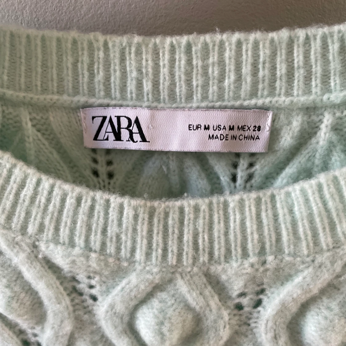 Stickad tröja i stl. M - 90