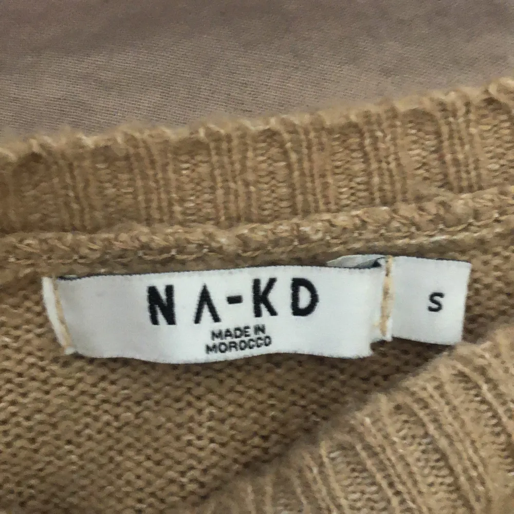 Beage tröja från NA-KD med puffärmar i storlek S. Köparen står för frakten. . Tröjor & Koftor.