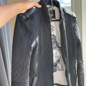 Barbour jacka  - Fin barbour jacka som är väl använd därav priset. Sitter fint då den är figursydd ! Hör av er vid frågor! 🖤