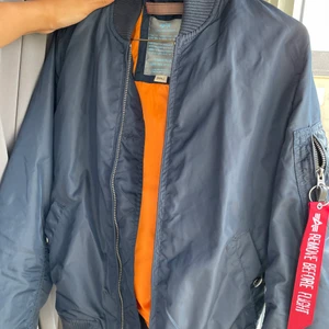 Alpha jacka  - Säljer denna jackan då den aldrig kommer till användning tyvärr, inte riktigt min stil. Jackan är kanske använd 3 gånger högst och är i fint skick. Hoppas att någon får mer användning av den än mig . Hör av er vid frågor och priset kan såklart  diskuteras! 💙