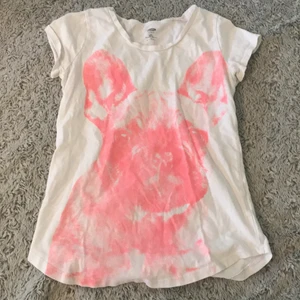 Vit t-shirt med en rosa hund på - Jätte fin vit t-shirt med en jätte söt hund på.