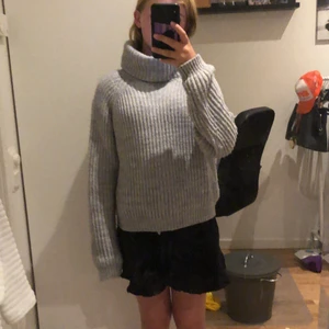 Stickad tröja - Stickad tröja med hög krage. Storlek 156/164. Köparen står för frakten. 