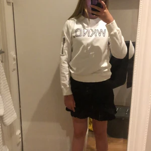 Tröja  - Tröja ifrån Kappahl. Storlek 146/152. En dragkedja på vänsterarme. Köparen står för frakten