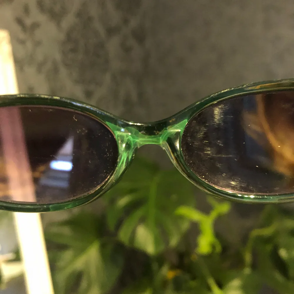 Svinballa vintage solglasögon från 90-talet. Se den rätta färgen på bild 2&3. Övrigt.