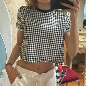 Rutig märkes tröja  - Säljer min rutiga tröja perfekt för sommaren nu! Köpt för 200kr säljer för 80kr inkl frakt. Märkes tröja 