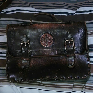 Läder portfölj West cal 45  - Hög kvalitet Läder portfölj herr West cal 45 otroligt fint sliten perfekt för tex en laptop,dokument,skolböker bisnis.Axelrem med följer 