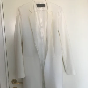 Vit kavaj strl M - Jätte fin och stilig blazer, lite längre. Endast använd ett fåtal gånger och nyligen kemtvättad så den är helt som ny. Från Zara. Nypris 700kr