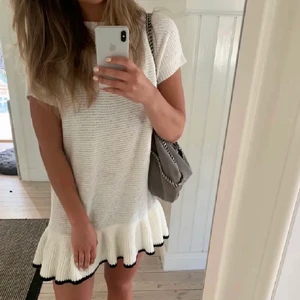 Klänning Zara - Säljer en klänning från Zara, så fin nu i sommar! Barnstorlek 164 men passar på mig som är XS/S. (lånad bild) Buda eller köp direkt för 550 HÖGSTA BUD: 480