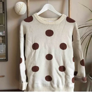 Tröja med prickar - Supersöt tröja med stora prickar. Passar perfekt att dra på sig över en topp på en sommarkväll. Leverans spårbart.