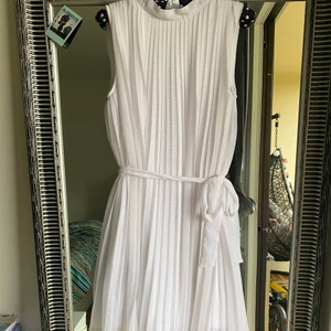 Vit klänning  - Bärande en gång. 