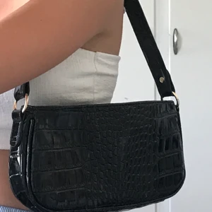 Snygg väska - En svart axelväska med guld-detaljer 🌟 knappt använd, super fint skick☺️ fraktkostnad tillkommer🥰