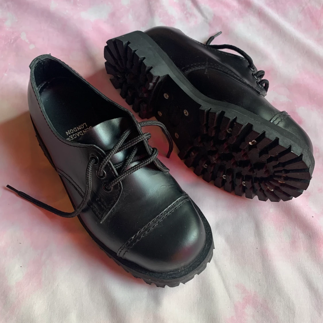 SVARTA CHUNKY DRÖMKÄNGOR MED STÅLHÄTTA, strl 38, äkta skinn/läder. - 90