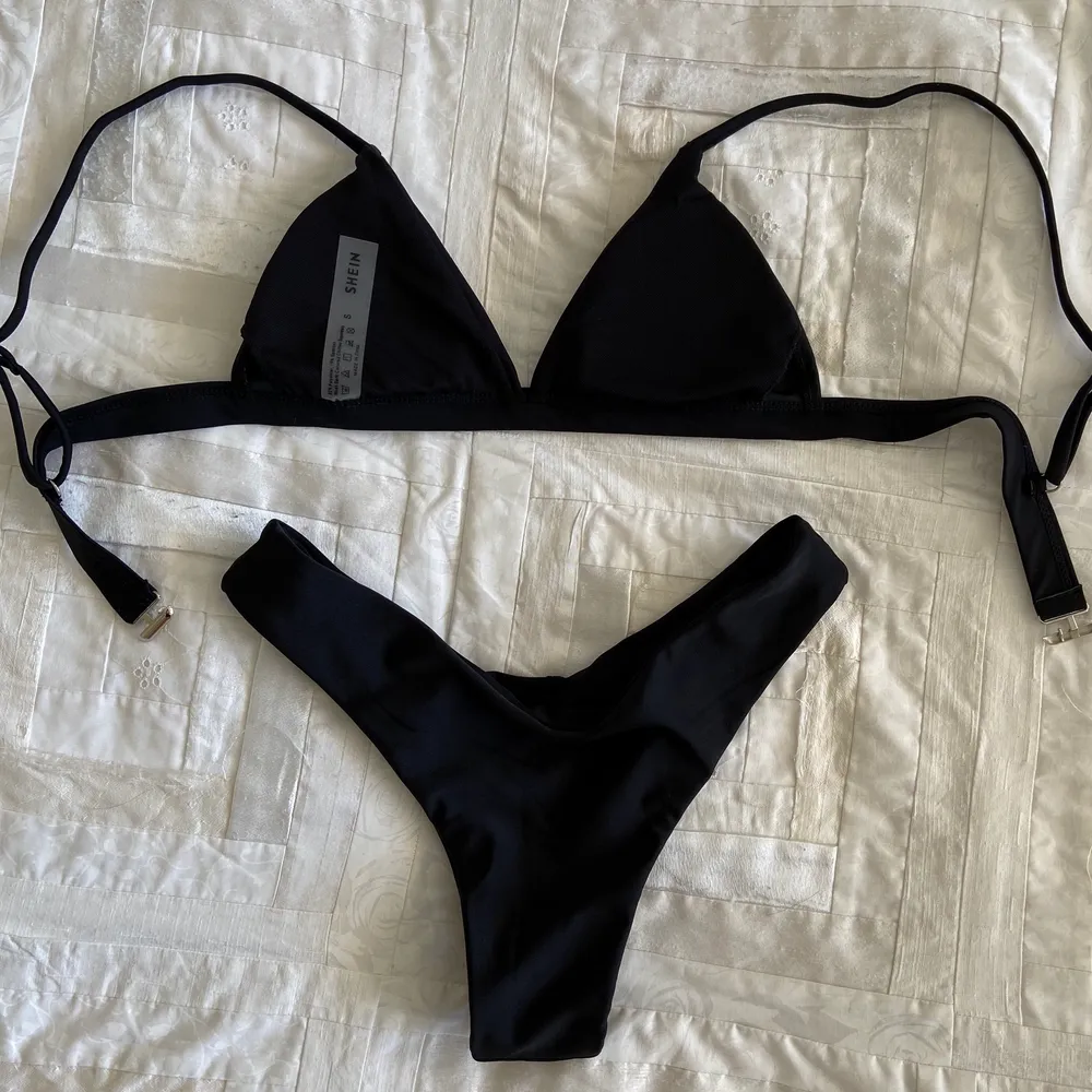 Svart bikini från Shein i storlek S men är mer som en XS. Köpte för 100kr säljer för 75kr💕frakt tillkommer på ungefär 12kr! Aldrig använd, hygienplast kvar!!. Övrigt.