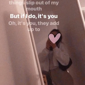 Svart axelväska, glansig - En fin svart väska som jag köpte från ginatricot som då kostade 350-400kr, har en liten ficka innanför och aswell en större. Ser samma ut på båda sidorna av väskan. Rymmer mycket men är inte en särskilt stor väska! Hänger ut lite trådar från axelbandet men det är bara att klippa bort! Finns 3 storlekar att spänna ut till och förövrigt en väldigt fin väska! Anledning varför jag säljer är för att jag tillslut någon gång kommer glömma den någonstans, och den är inte särskilt bra för mig. Startbud 80kr, avslutas 24h efter sista budet! Möts helst upp i Stockholm men om man vill ha det levererat så står köparen för frakten!