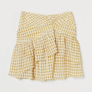 Superfin kjol från hm  - Så fin kjol från hm som aldrig är använd. Köpte den förra året för 399kr 