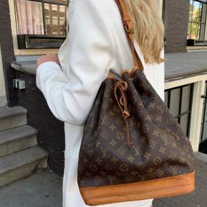 Intressekoll på denna supersnygga och rymliga väska från Louis Vuitton, den är i modellen noe och köpt på tradera för några år sedan! Den är i vintage skick men fortfarande superfin! Kom gärna med bud! 🤎 (ÄKTA)