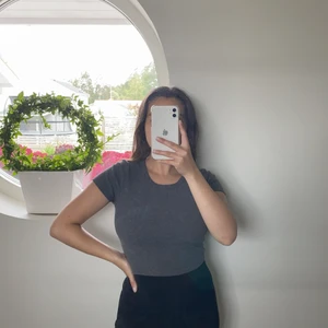 Mörkgrå croptop - Mörkgrå, strechigt material, skönt material 