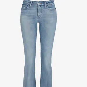 Skit snygga bootcut jeans från Levis i skick, köparen står för frakt☺️💕skriv för fler bilder( Lågmidjade)