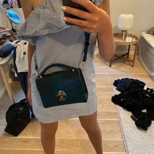 Grön väska - Skit snygg väska som man kan ändra bandet och även byta band och ta de om man vill det. Fråga om flera bilder💕