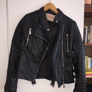 Chiquelle moto jacket - Skinnjacka från chiquelle i storlek 36. Använd endast en gång säljer pga fel storlek. Frakt på 50kr tillkommer
