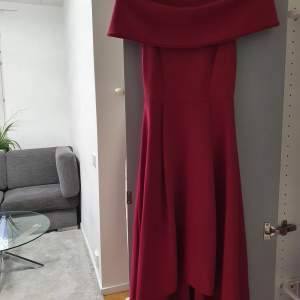 En vinröd klänning. Lång där bak och kortare framför. Har använts en gång tidigare. Tyget är tjockt, vilket innebär att man kan använda klänningen i vintersäsongen. Orginala pris, 300 kr. Kontakta för mer info. 