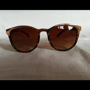 Glasögon guld/ brun - Fina solglasögon, sparsamt använda.