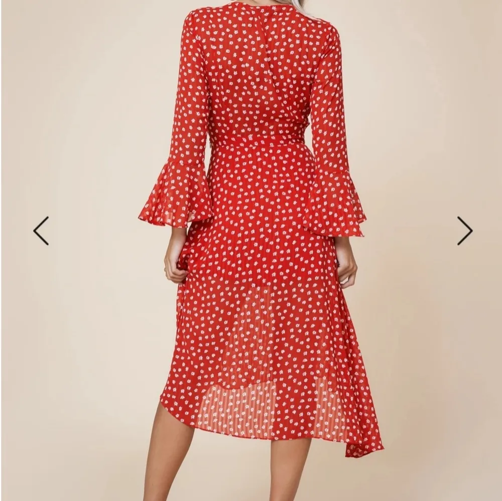 Säljer denna supersnygga röda klänningen från adoore💖 Storlek 36. Alla lappar är kvar, fick hem den idag (tyvärr för sent för midsommar). Frakt är inkluderat I priset. . Klänningar.