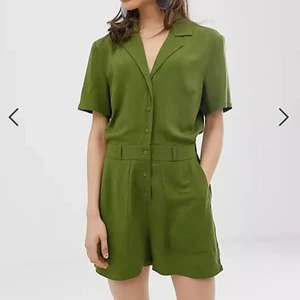 Asos Jumpsuit - Grön jumpsuit från ASOS! Bara använd typ 1 gång aka den på bild 2, säljer pga har växt ur den tyvärr 😢 svårfotad färg, skulle säga att den är nånstans mellan bild 1 och 3!