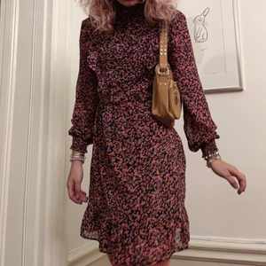 Skitfin mönstring sommarklänning💖💖💗 - Nyskick o super söt passar perfekt t sommar tillställningar o vad du vill använda dem till💖🍭🍭🍭 nypris va 500 vårt pris 150 💋💋💋♥️