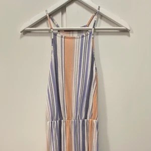 Långklänning med slits  - En långklänning med slits på båda sidorna från bikbok i strl XS. Den är jätte skön att ha nu på sommaren!! Pm vid frågor 💗