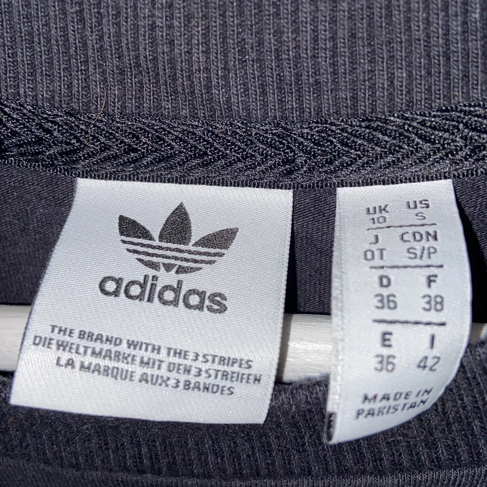 En Adidas klänning som är knappt använd. Tror den är strl 36 , men jag fattar typ inte lappen!!! Den passar S-M i min åsikt. Inget fel på den. Pm vid frågor 🖤 66 kr = 1 ciggpaket + frakt = 125 kr. Klänningar.