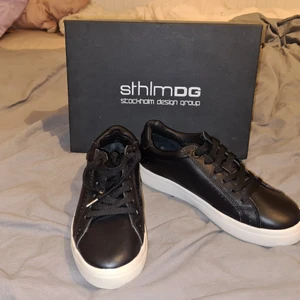 Stockholm design group sneakers - Nyinköpta sneakers från sthlmDG. Var fel storlek och hann inte byta så försöker sälja dem istället! Helt oanvända dvs. Nypris 999, säljer för 600.