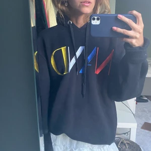 Hoodie med tryck - Säljer denna hoodie som är köpt på secondhand för ett tag sedan. Den har tyvärr aldrig kommit till användning. Den är oversized och passar väldigt bra till en kjol nu på sommaren. Hoodien har ett väldigt vintage tryck på bröstet där det står NAND.💕