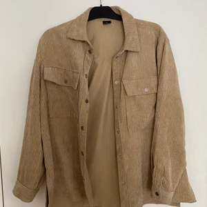 Skjortjacka  - Skjortjacka från Gina tricot i storlek L, använd endast en gång. Kan mötas upp i Växjö eller frakta