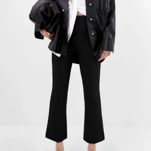 Flare byxor - Flare byxor i svart. Aldrig användt, säljes pga ångrat köp