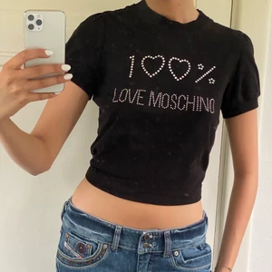 2000s Moschino t-shirt - Svart Love Moschino t-shirt, inspirerad av tidigt 2000-tal. Lätt puffiga armar, text i stenar. 