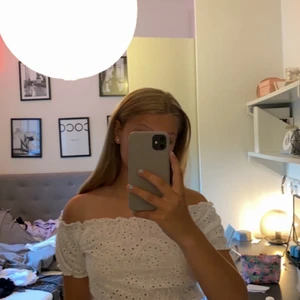 Tröja - Vit tröja med blommiga hål