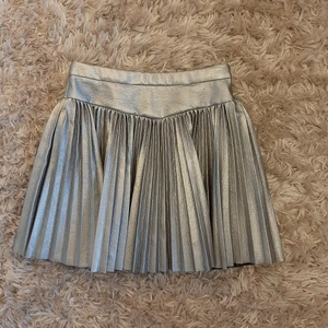 Silvrig kjol från zara - Kjol från barnavdelning på zara. Köpt på plick och säljer då den inte längre kommer till användning. Den är i fint skick, kjolen hade dock ett hål innan som jag nu sytt ( sista bilden ) buda<3 + frakt ( skriv för för fler bilder ) ❤