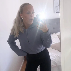 gymshark hoodie - Säljer min fina cropade gymshark hoodie🌸🌸 den har en super fin blå/grå/lila färg och är perfekt att ha på sig före, under och efter träning🤩 frakt ingår inte utan betalas av köparen