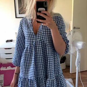 Klänning zara - SLUTSÅLD populär klänning från zara i storlek M, buda. Säljer endast vid bra bud💕💕.  ❌BUD PÅ 550❌