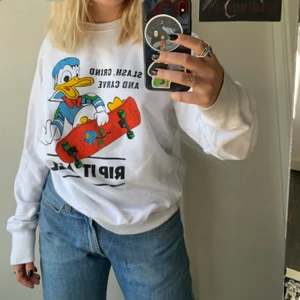 Sweatshirt med motiv - Tröja från Disney med motiv, sitter oversize på mig som vanligen har s eller m. Kan mötas upp i Leksand eller frakta (kostnaden tillkommer då).:-)