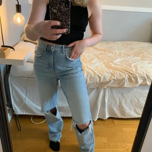 90 s high waist jeans - Säljer dessa poplära jeans från Gina då de tyvärr inte kommer till användning längre. Sparsamt använda. Hålen på knäna är däremot något (med flit) töjda för snyggare passform. Något långa på mig som är 160 men går bra att vika upp/klippa till. Pris kan diskuteras.