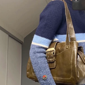 Väska - Säljer denna superfina väska!!❤️❤️ Som är köpt här på plick men tyvärr inte har kommit till så mycket användning:/ jättebra skick och den passar till allt❣️❣️ i en jättefin guldgrön färg! Man får plats med skolböcker etc i den. (Lånade bilder från den förra ägaren🥰🥰) frakt ingår ej!