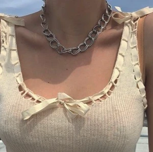 unif Link halsband / choker  - dubbellänkat halsband från UNIF, kan knäppas vart som helst på kedjan. Längd ca 47 cm. Sparsamt använt, inga uppenbara defekter. Kommer i brand:ad UNIF låda. Kan mötas upp i stockholm annars står köparen för spårbar frakt 66kr 💒