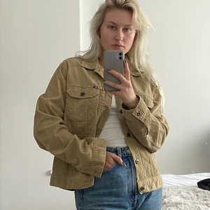 Tommy Hilfiger manchesterjacka - Perrrrfekt sommarjack från Tommy Hilfiger! Ganska tunn, i beige manchester. Köpt second hand!